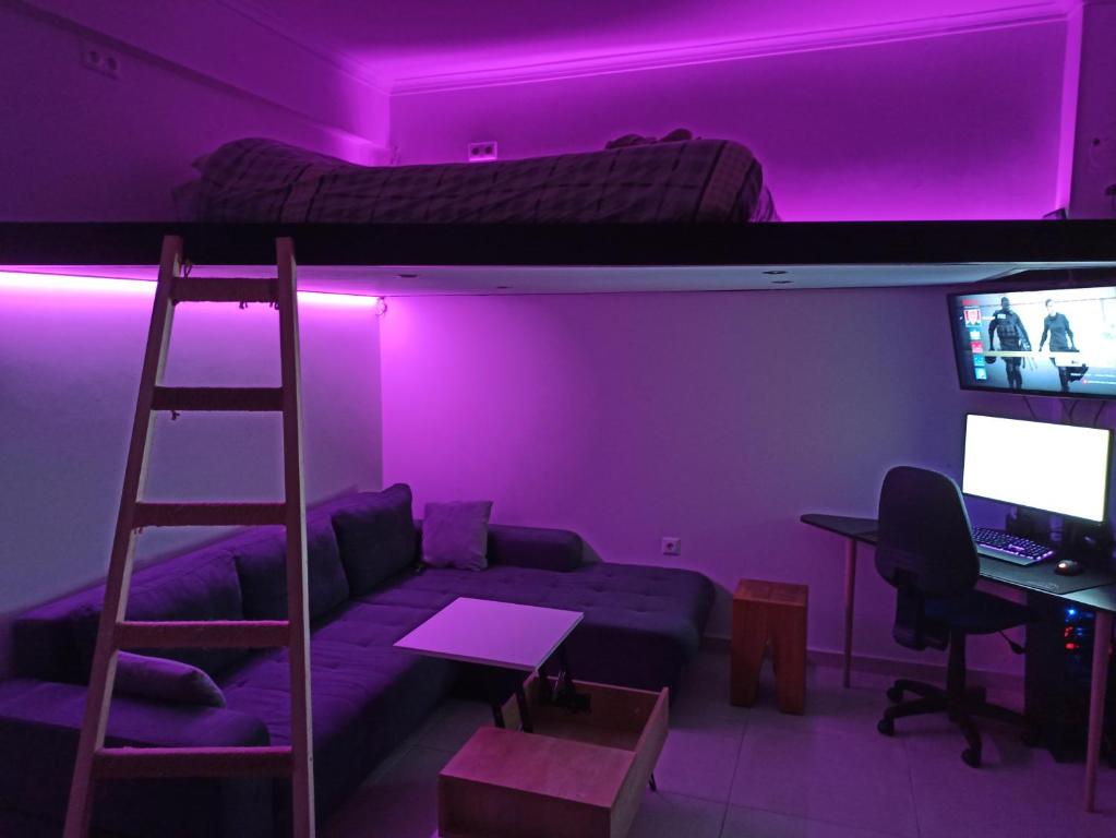 TV a/nebo společenská místnost v ubytování Luxury Little Loft Heaven