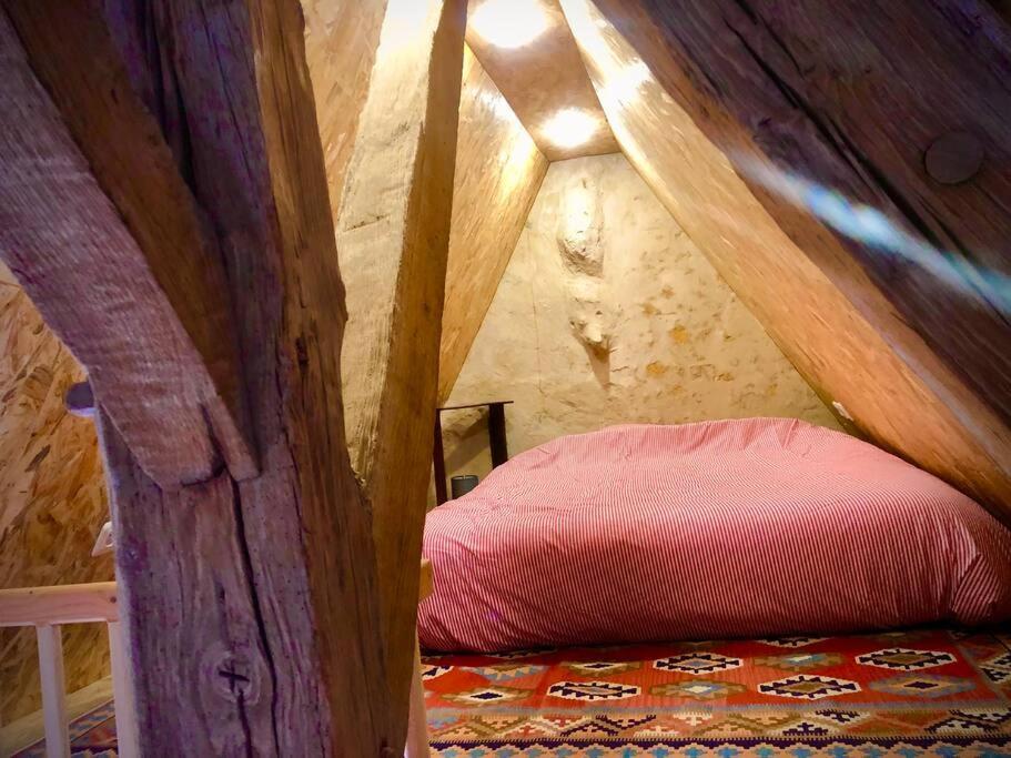 CetonにあるManoir de La Barre Cetonのテントの角にベッドが備わる客室です。