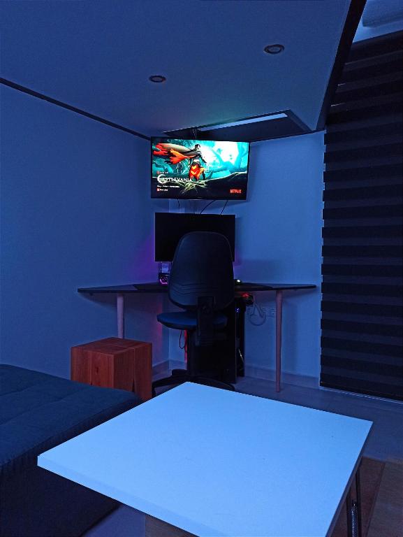 TV a/nebo společenská místnost v ubytování Luxury Little Loft Heaven