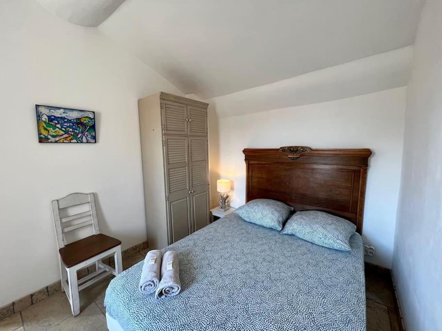 - une chambre avec un lit doté de tongs dans l'établissement Appart. avec terrasse au cœur du centre historique, à Aix-en-Provence