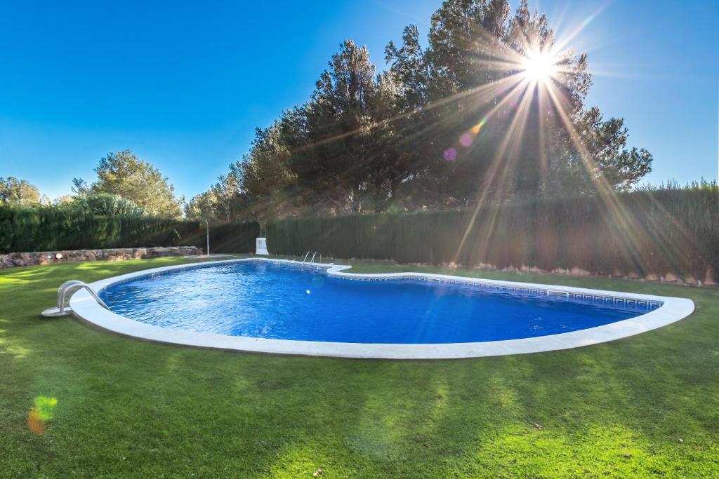 an empty pool in a yard with the sun shining at Fabulosa Saxum : entre mar y montañas in Bonmont Terres Noves