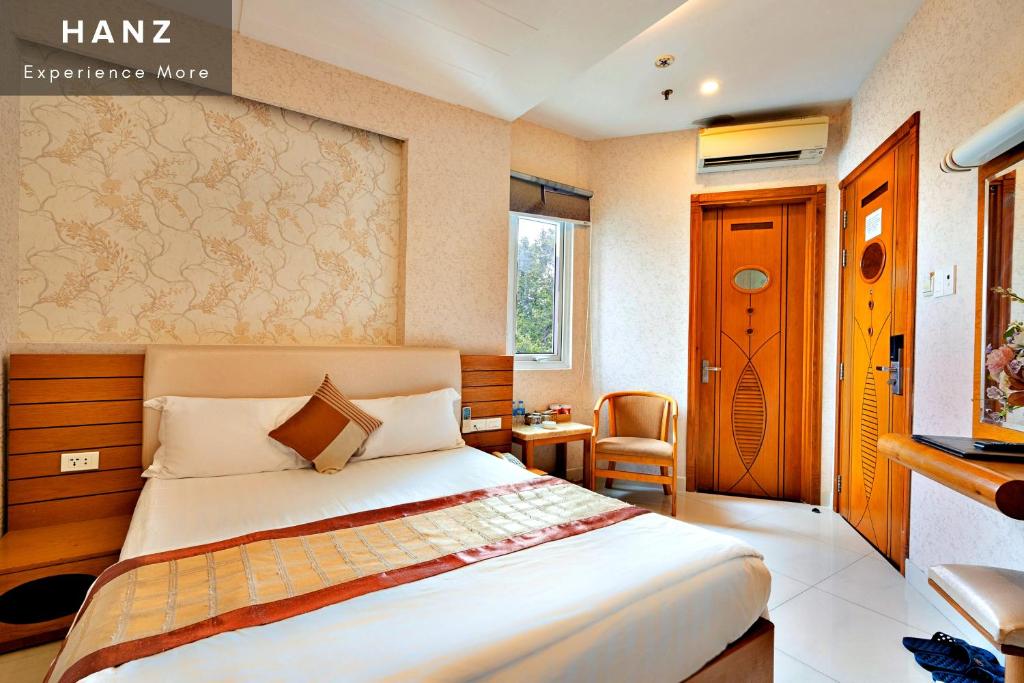 sypialnia z dużym łóżkiem w pokoju w obiekcie HANZ Happy 2 Hotel w Ho Chi Minh