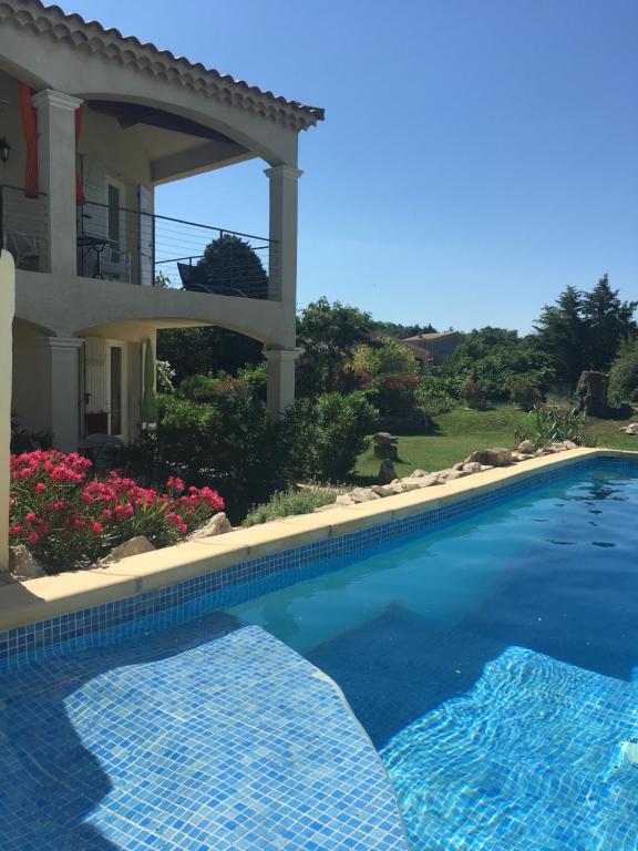 una piscina frente a una casa en Maison Blum, en Saint-Laurent-des-Arbres