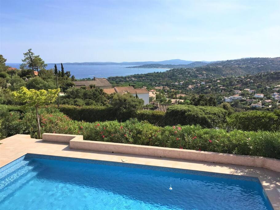 une piscine avec vue sur une ville dans l'établissement Les Issambres - 8 pers, piscine privée, belle vue mer, aux Issambres