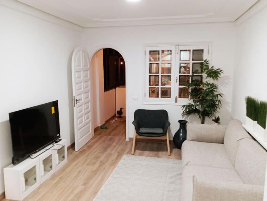 uma sala de estar com um sofá e uma televisão de ecrã plano em Muy bonito piso en los cristianos centro em Los Cristianos