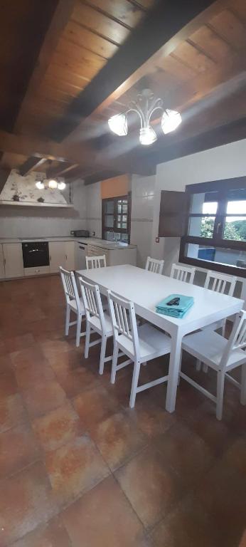 Kuchyň nebo kuchyňský kout v ubytování Gestiona2R - Casa con finca en Pendueles al lado de la playa