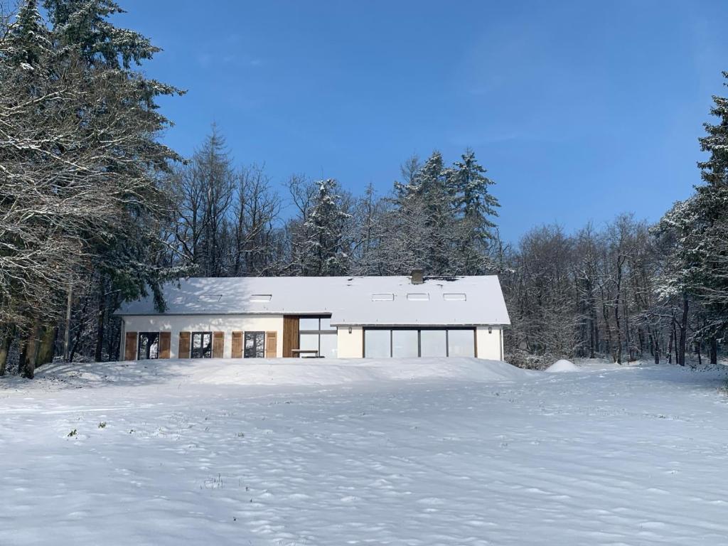 a white house in the snow with trees at Gîte de Brohimont Vakantiehuis - Exceptional Cottage location - Uitzonderlijke locatie in Houyet