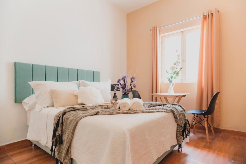 Miraflores Private Rooms - Guest House - Cocina Compartida - Terraza في ليما: غرفة نوم عليها سرير وفوط