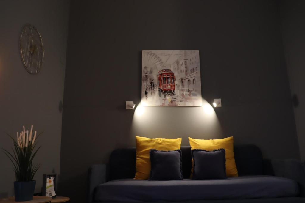 ナポリにあるNaples Soul - city centerのリビングルーム(青いソファ、黄色い枕付)