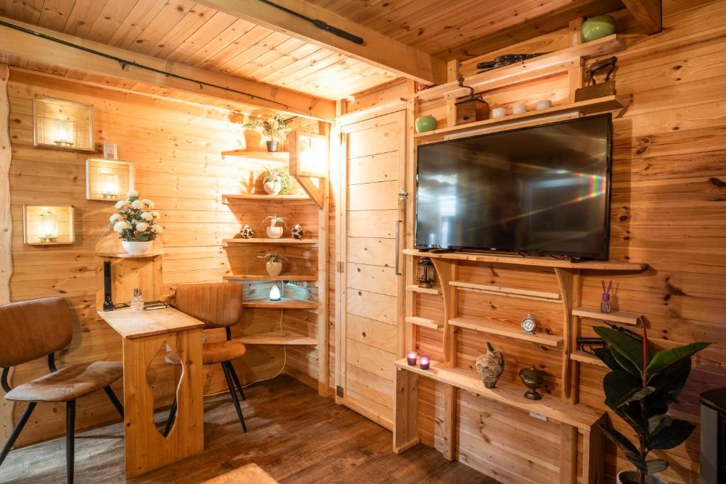 TV a/nebo společenská místnost v ubytování Chata Julie