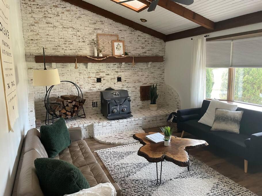 uma sala de estar com um sofá e um fogão em PIne Valley Guesthouse 