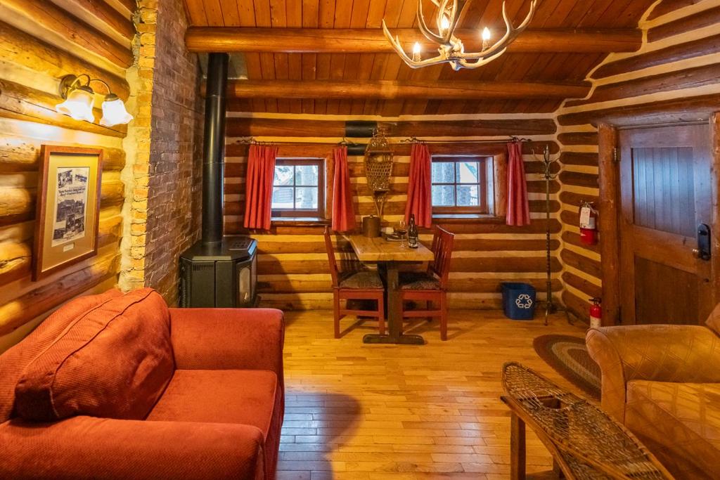 Posezení v ubytování Storm Mountain Lodge & Cabins