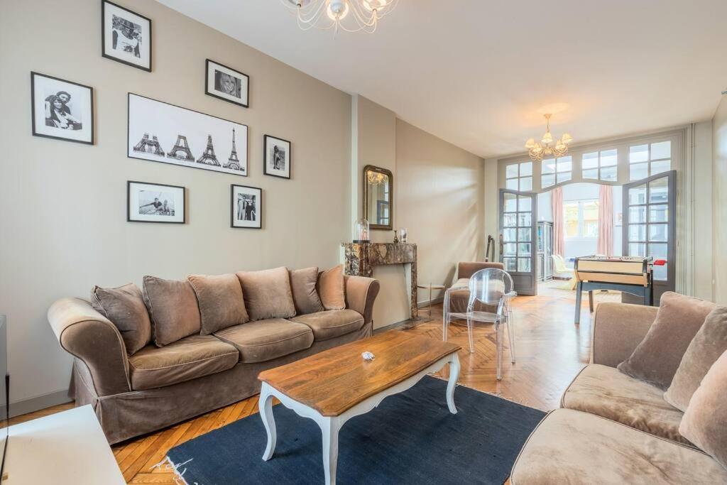 sala de estar con sofá y mesa en Grande Maison de Maître - Élégante avec Terrasse, en Roubaix