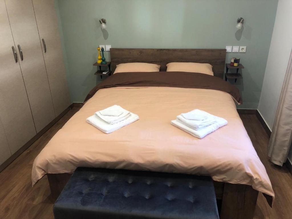 ein Schlafzimmer mit einem großen Bett mit Handtüchern darauf in der Unterkunft One Fine Stay in Piräus