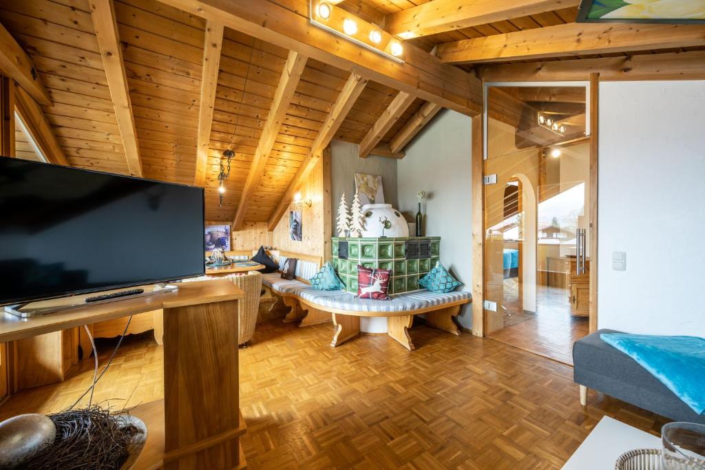 ein Wohnzimmer mit einem großen Flachbild-TV in der Unterkunft Ferienwohnung Alpensonne in Oberstdorf