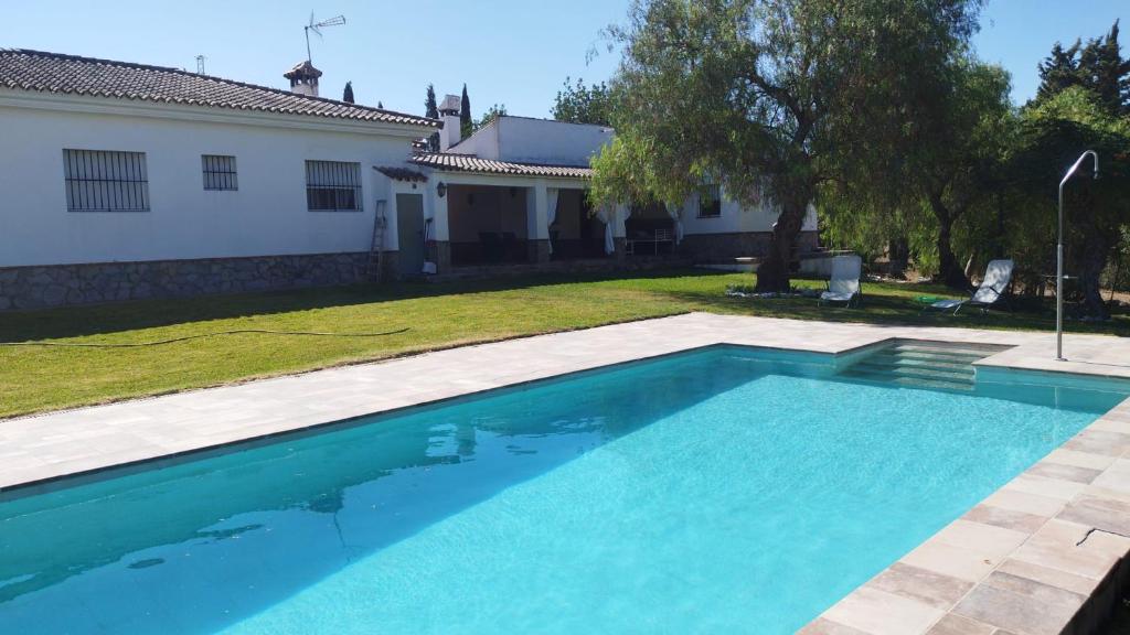 een zwembad in de tuin van een huis bij Casa Rural La Escuela in Arcos de la Frontera