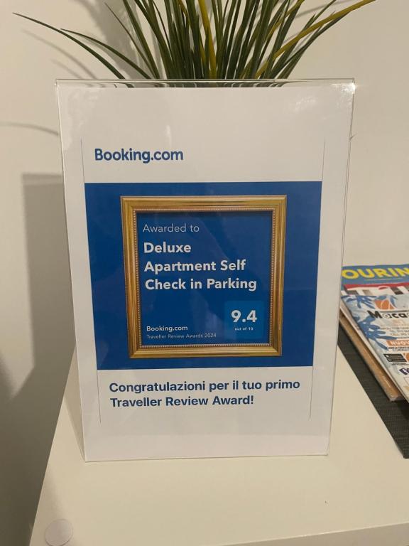 un letrero en un estante con una maceta en Deluxe Apartment Self Check in Parking, en Génova