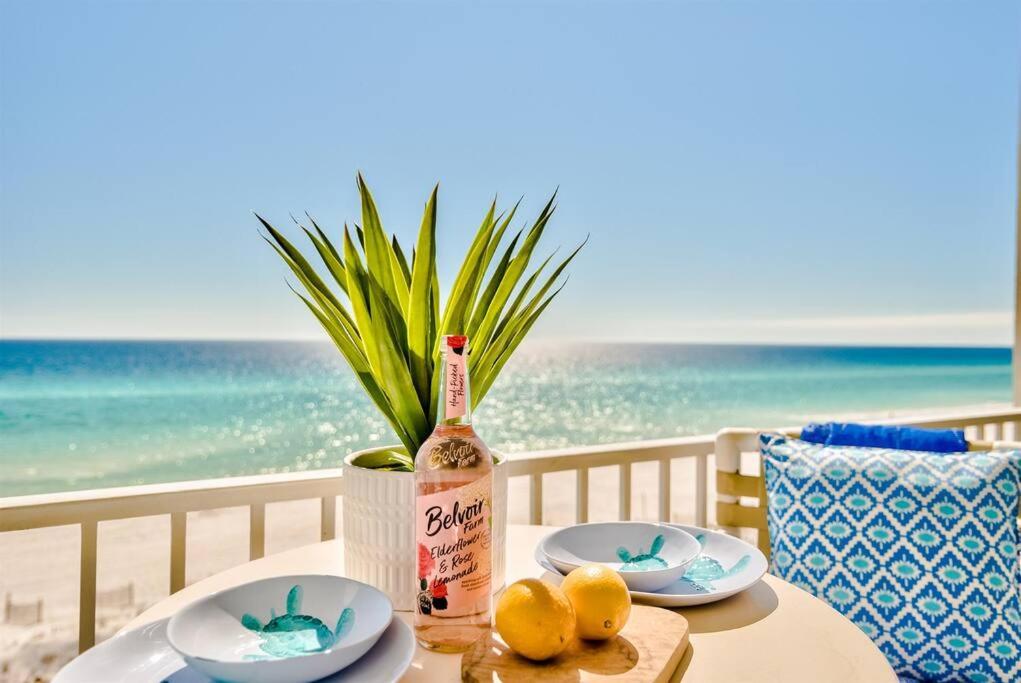 una mesa con platos de comida y una botella de vino en Gulf Dunes 606 Pier Paradise, en Fort Walton Beach