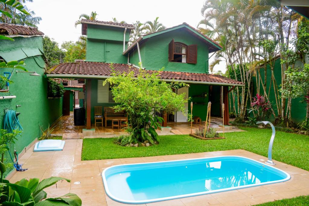 a house with a swimming pool in the yard at Casa a 220m da Praia de Boicucanga-Sao Sebastiao in São Sebastião
