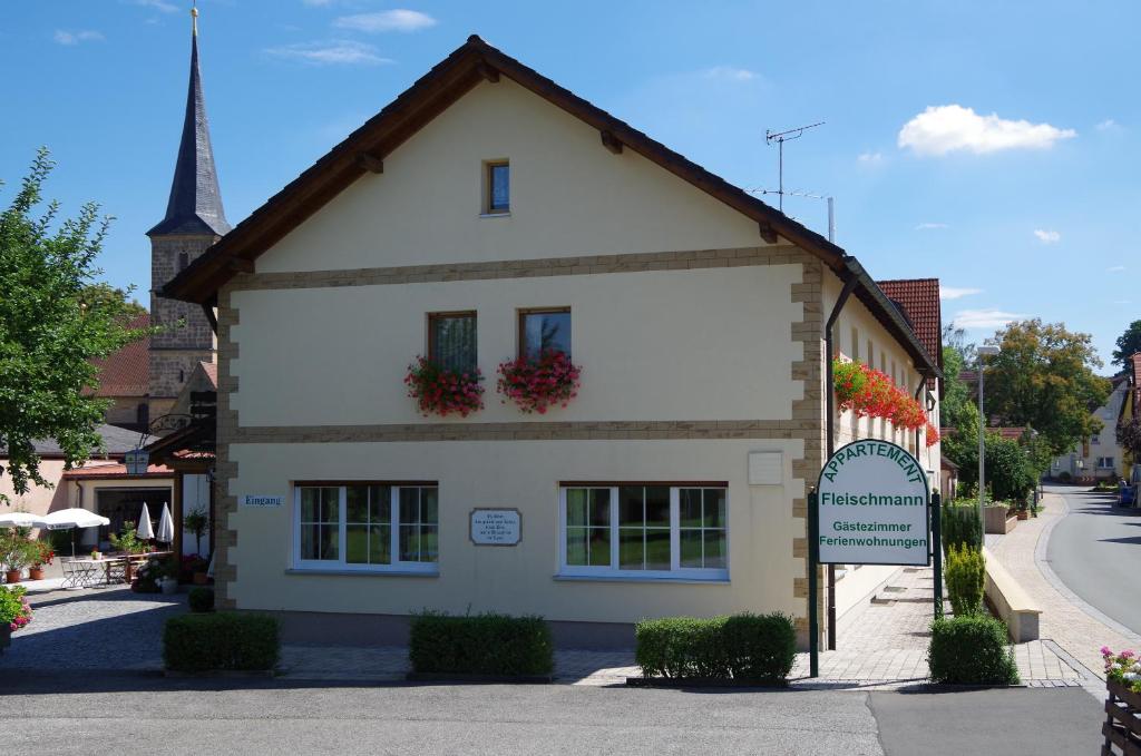 ein Gebäude mit einem Schild davor in der Unterkunft Appartement Fleischmann in Kirchröttenbach
