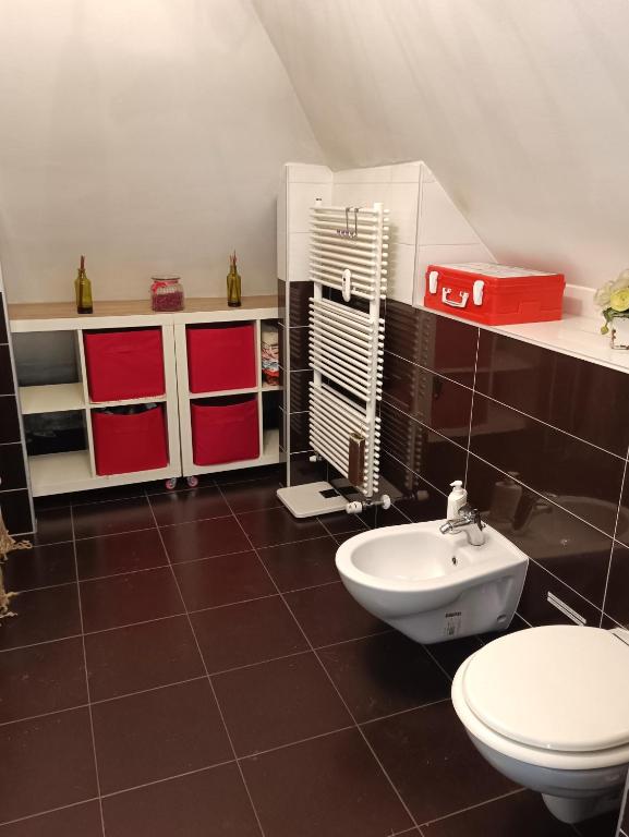 Koupelna v ubytování La Mansarda di Pero con terrazza