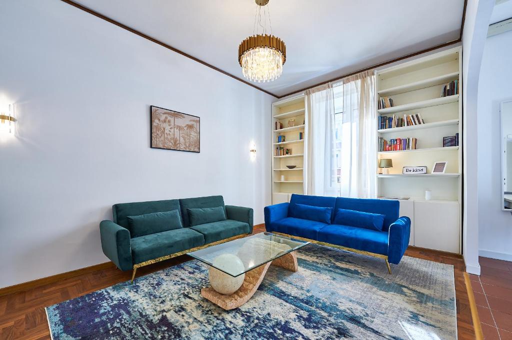 ein Wohnzimmer mit 2 blauen Sofas und einem Couchtisch in der Unterkunft IREX Vatican private apartment in Rom
