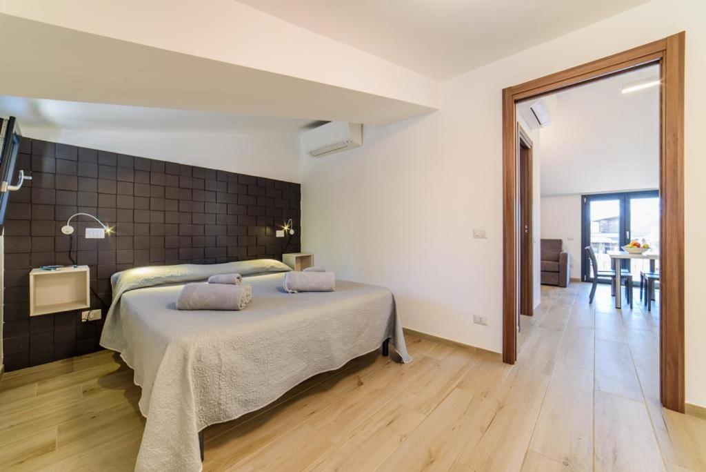 1 dormitorio con 1 cama con 2 almohadas en Casa Vacanze Maraldo, en Marina di Camerota