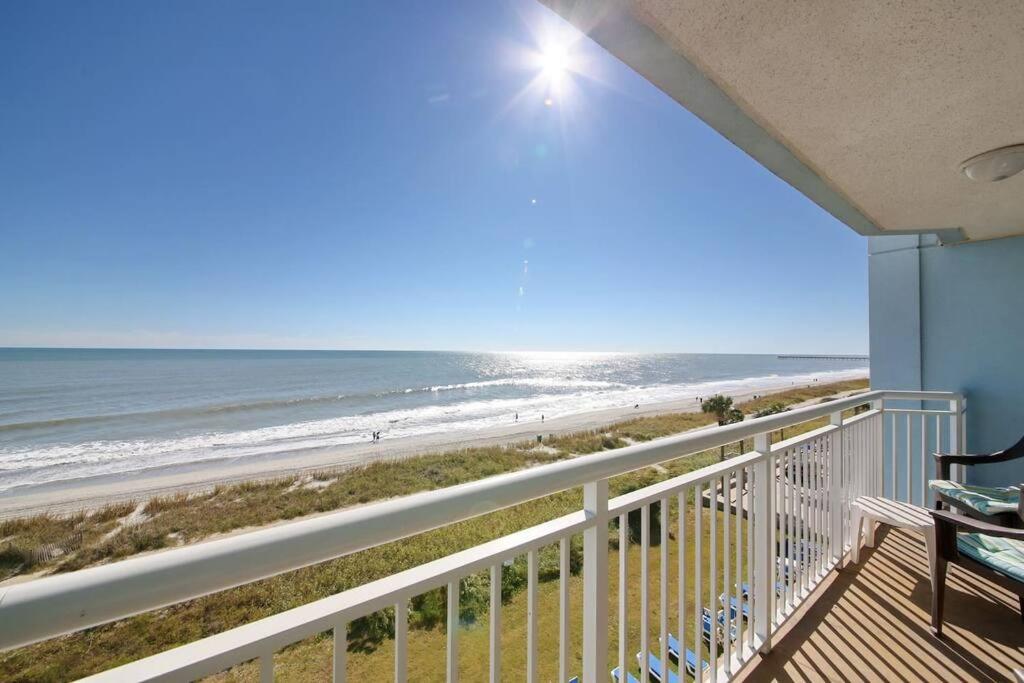 Elle comprend un balcon offrant une vue sur la plage. dans l'établissement Amazing Oceanfront Home HS 4th Floor, à Myrtle Beach