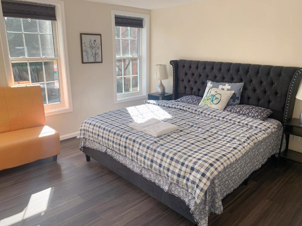 um quarto com uma cama com um cobertor xadrez em Sweet bedroom located central of downtown em Baltimore