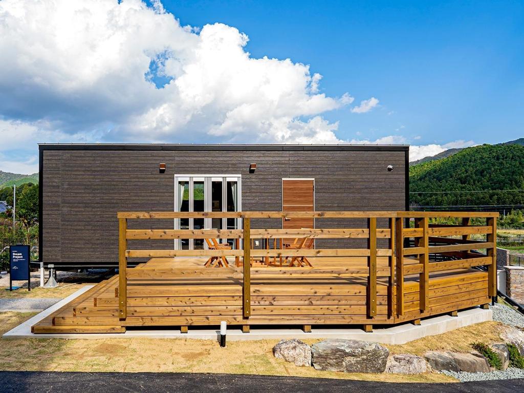 une maison avec une grande terrasse devant elle dans l'établissement Class Besso Ise - Vacation STAY 61656v, à Iseji