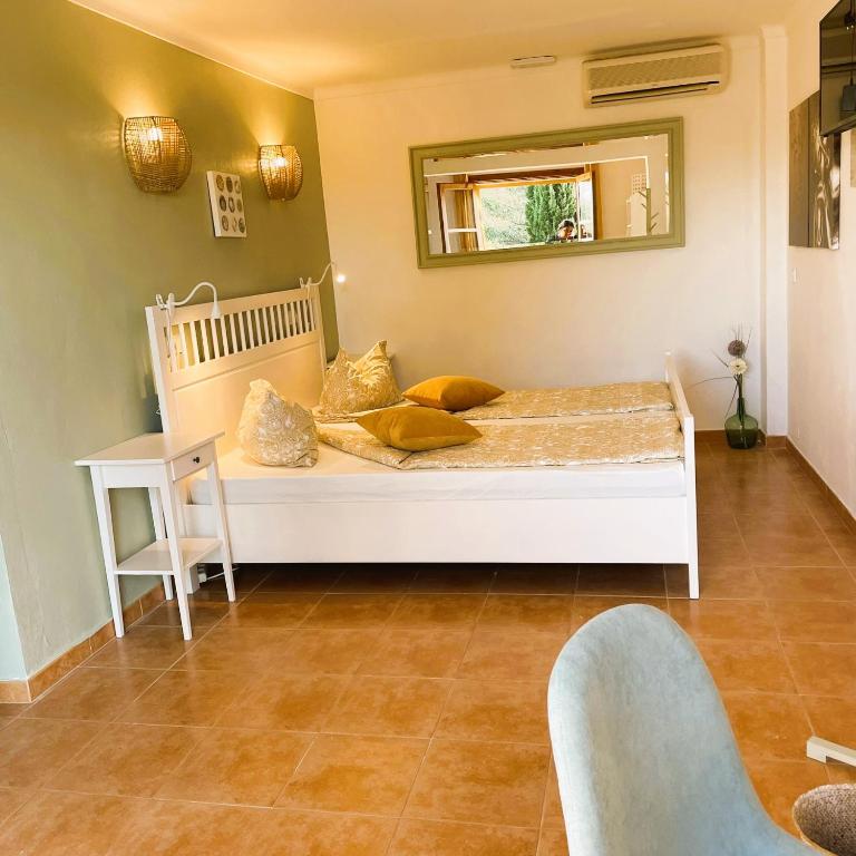 Postel nebo postele na pokoji v ubytování Agroturismo S Hort de Can Carrio AG226