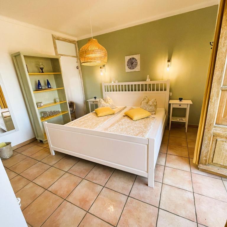 Postel nebo postele na pokoji v ubytování Agroturismo S Hort de Can Carrio AG226