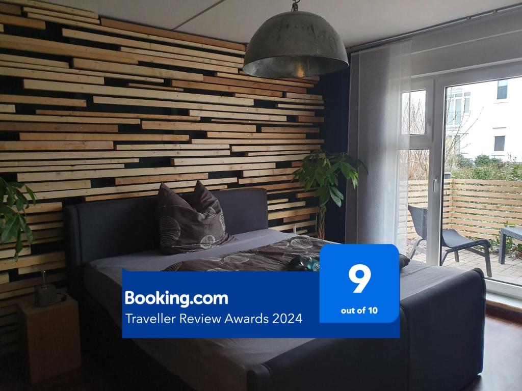 um quarto com uma parede em madeira e uma cama em Black & Wood Design FeWo im Zentrum em Cottbus