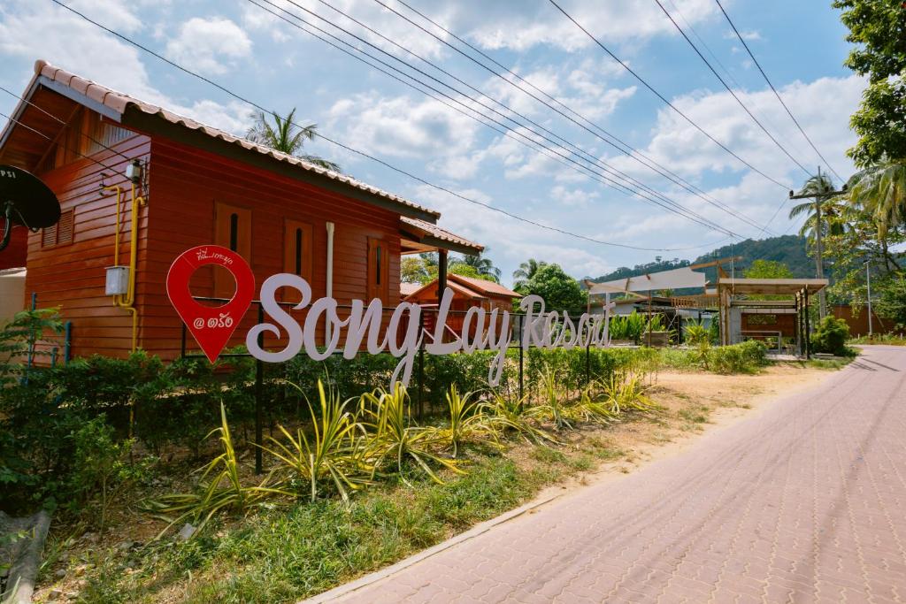 un panneau indiquant le sunoco sur le côté d'une maison dans l'établissement Song Lay Resort, Koh Mook, Trang THAILAND, à Ko Muk