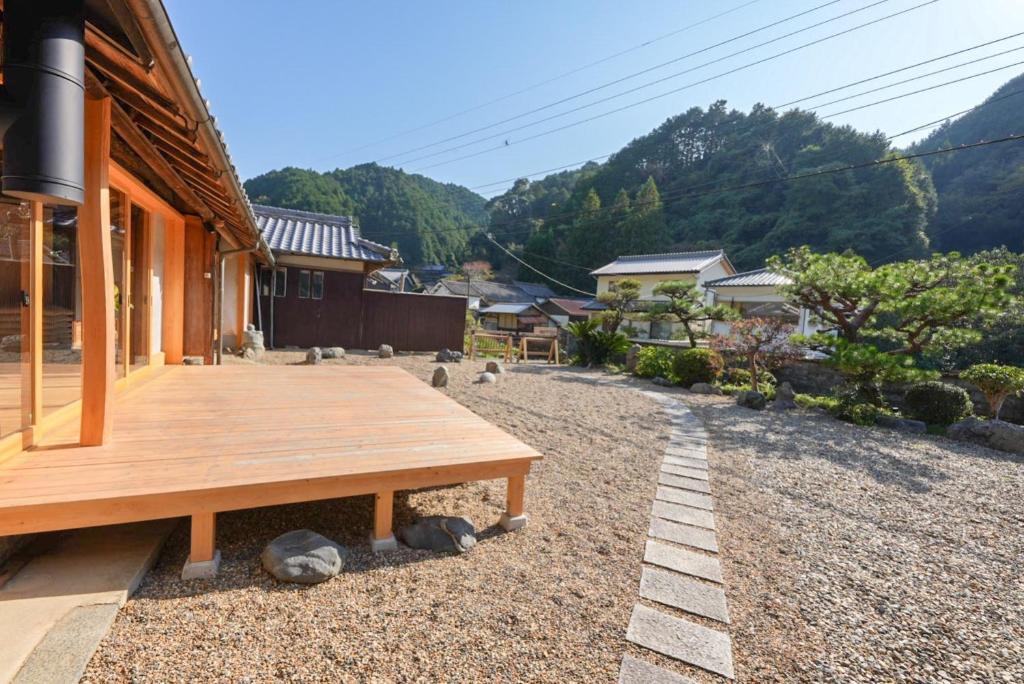 un banco de madera sentado en medio de un patio en Iyasaka - Vacation STAY 15993, en Asuka