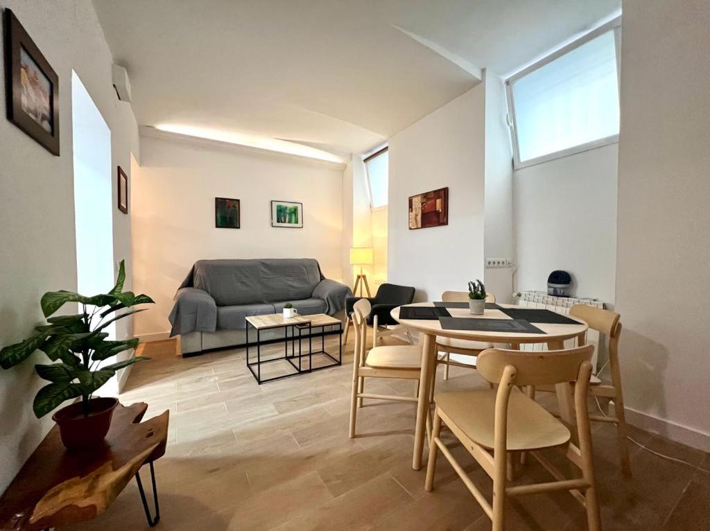 Excelente piso en Chamberi! في مدريد: غرفة معيشة مع أريكة وطاولة