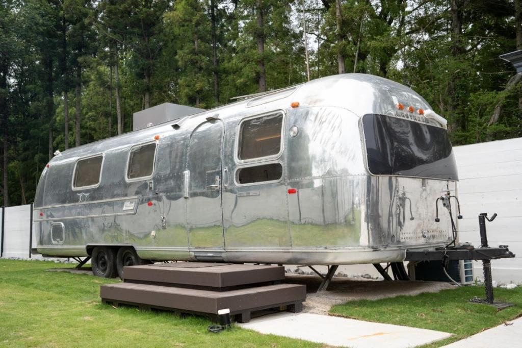 an old silver trailer parked in a field at LUCY RESORT - Vacation STAY 77594v 