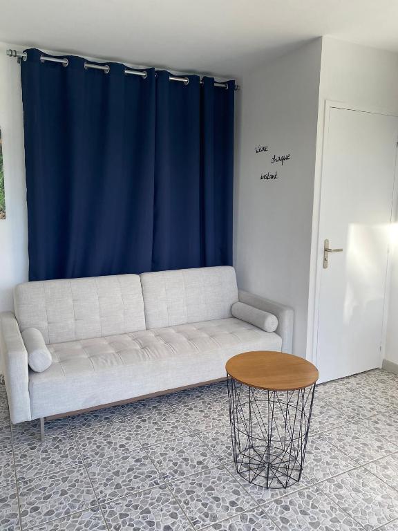 Posezení v ubytování L Orchidée Bleue, bas de villa, vue mer, piscine privée