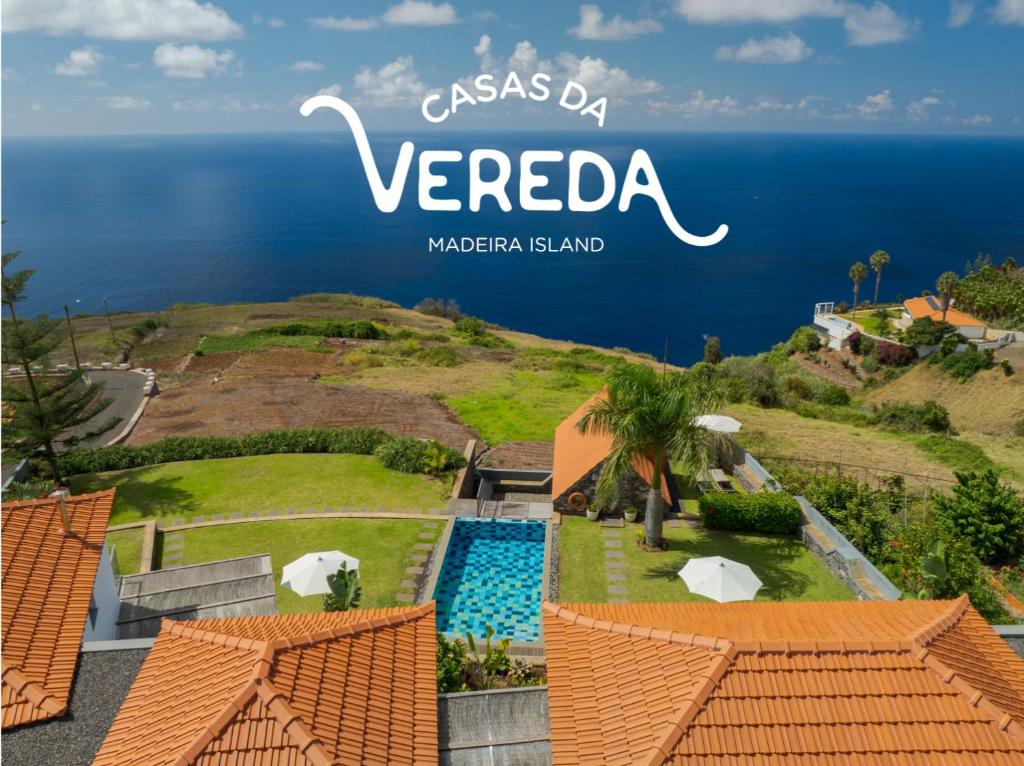een uitzicht op de oceaan vanuit een villa in versoria bij Casas Da Vereda in Estreito da Calheta