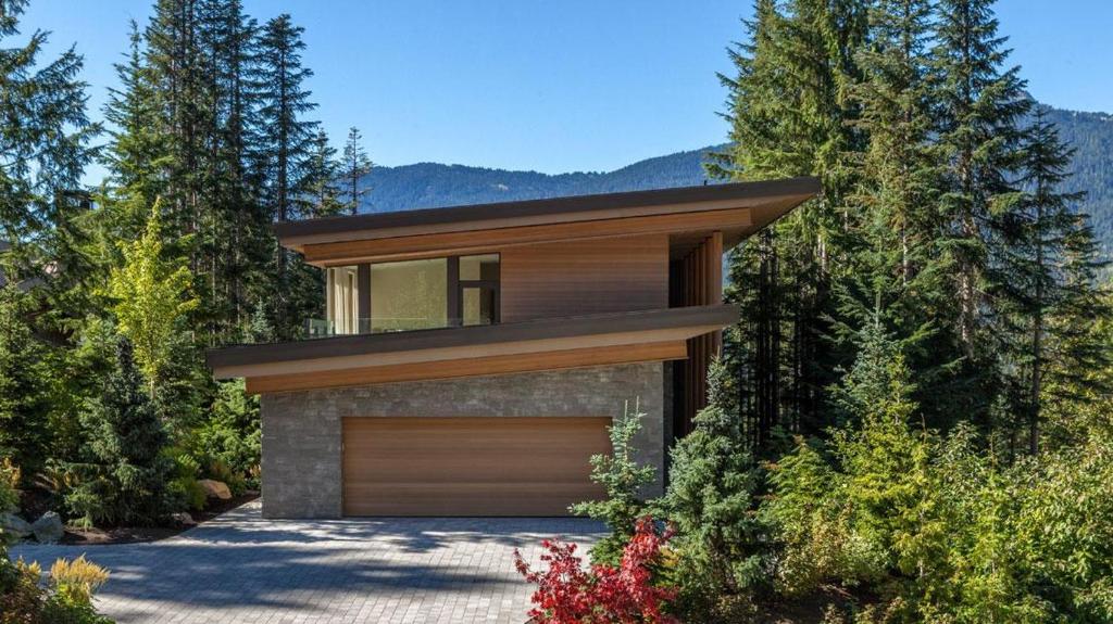 una casa con un garaje en medio de árboles en Kadenwood 2927 - Luxury Mountain View Chalet, Jacuzzi, Media Room - Whistler Platinum en Whistler