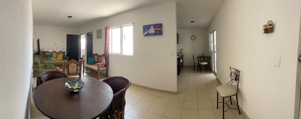 comedor con mesa y sillas en Departamento completo y nuevo, en San Luis Potosí