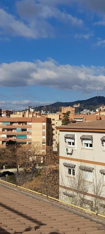 uma vista para uma cidade com edifícios ao fundo em Gran apartamento familiar em Granada