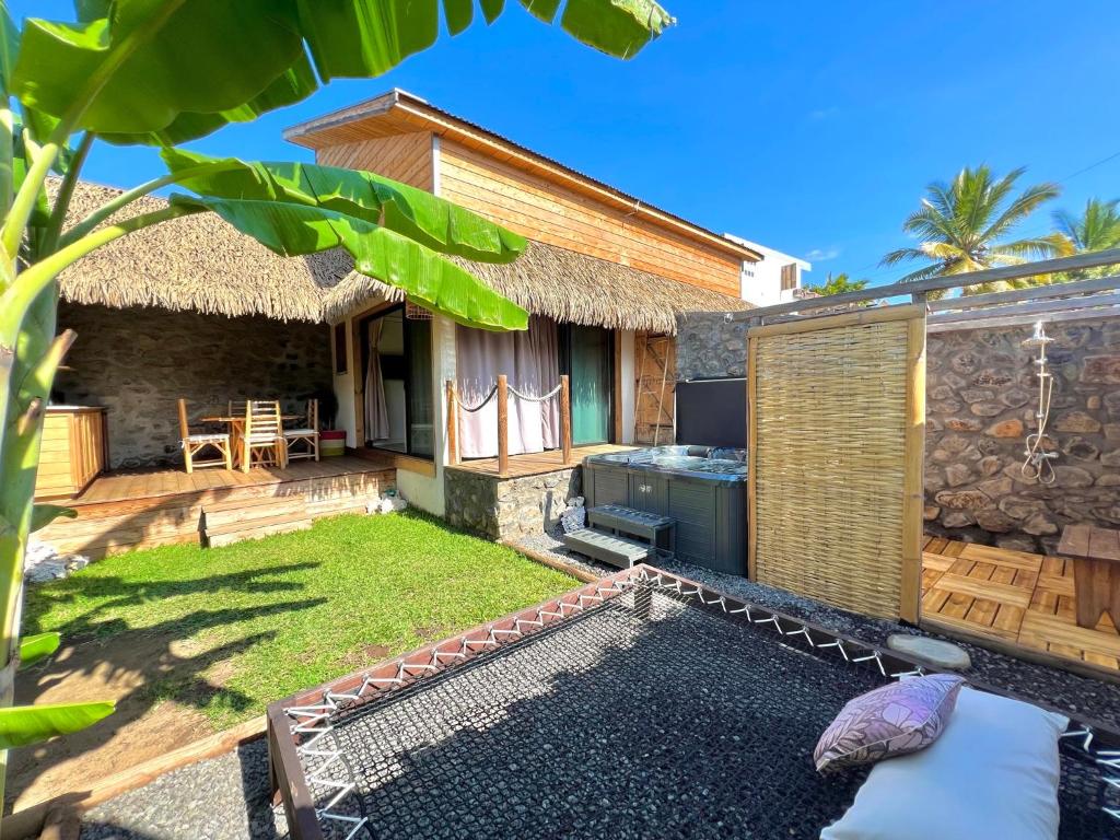 a backyard of a house with a grill at LES VAVANGUES - L'HERMITAGE LES BAINS in La Saline les Bains