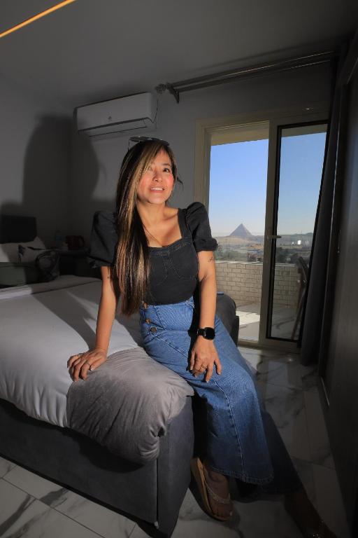 Postel nebo postele na pokoji v ubytování WOW Pyramids Inn With Rooftop Lounge