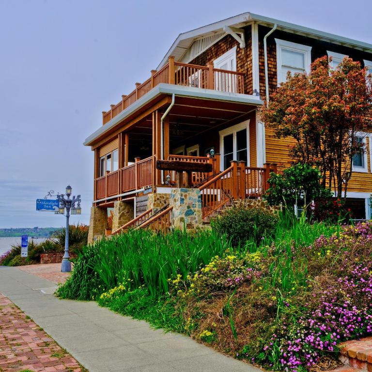 a house with a porch and a balcony at Shorelight Inn in Benicia