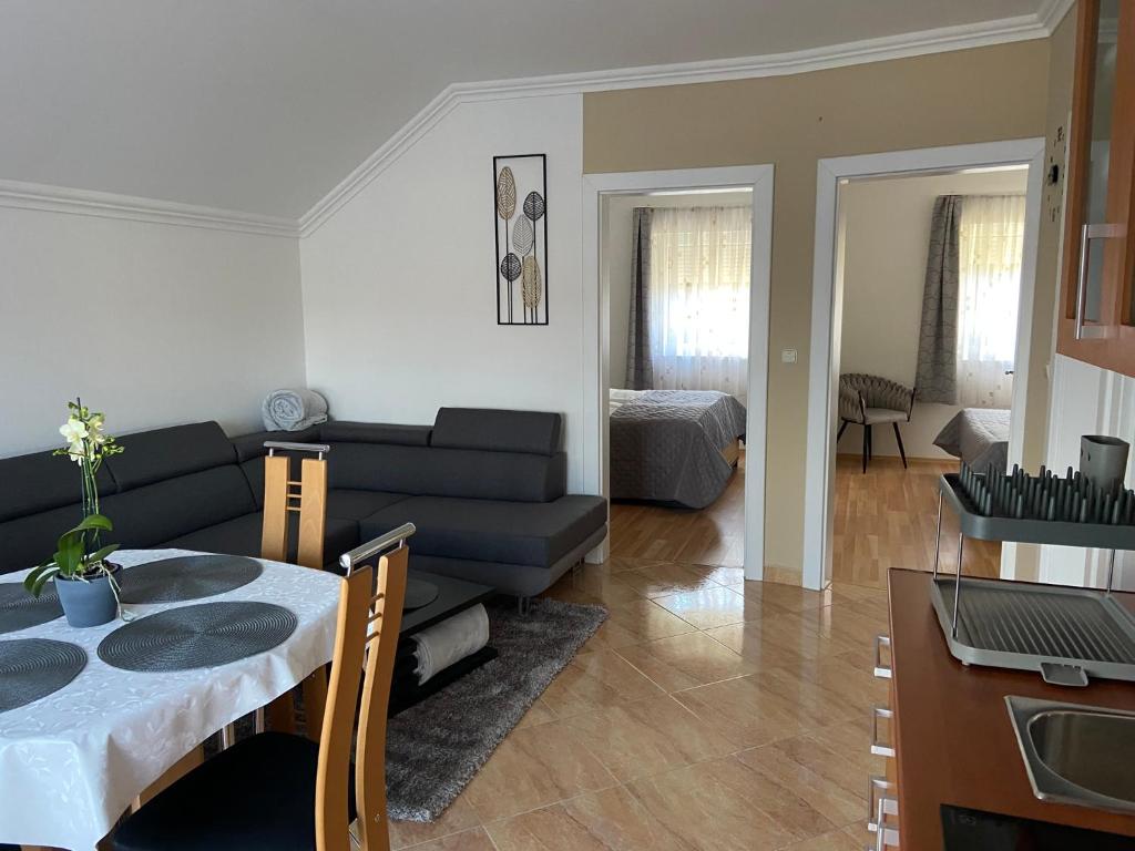 Posezení v ubytování Termálfürdő Apartman Igal 2 perc-130 méter a fürdőtől