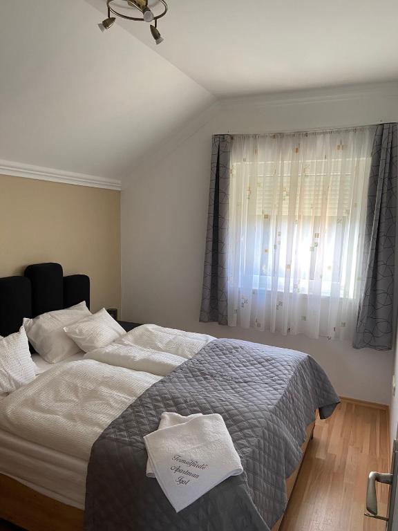 Postel nebo postele na pokoji v ubytování Termálfürdő Apartman Igal 2 perc-130 méter a fürdőtől