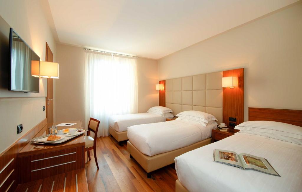 Postel nebo postele na pokoji v ubytování Hotel Fenice