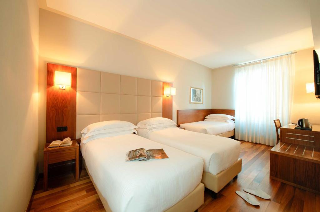 Postel nebo postele na pokoji v ubytování Hotel Fenice