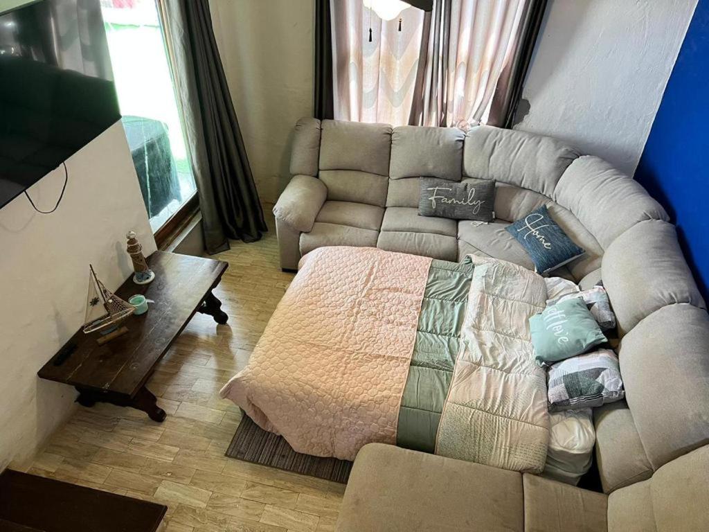 ein Wohnzimmer mit einem Sofa und einem Tisch in der Unterkunft Quintas del mar Mazatlán in Mazatlán